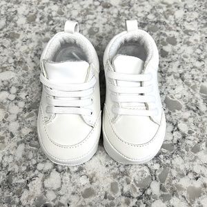 NWOT white baby shoes